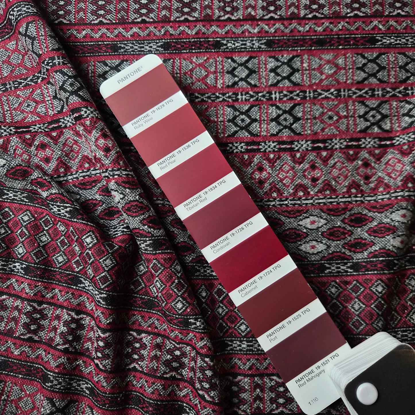 Feinstrick · Stretch · Baumwolle · Geometrisch · Pantone Cordovan, Rot- und Grautöne · 140 cm · 230 g/m² · Meterware