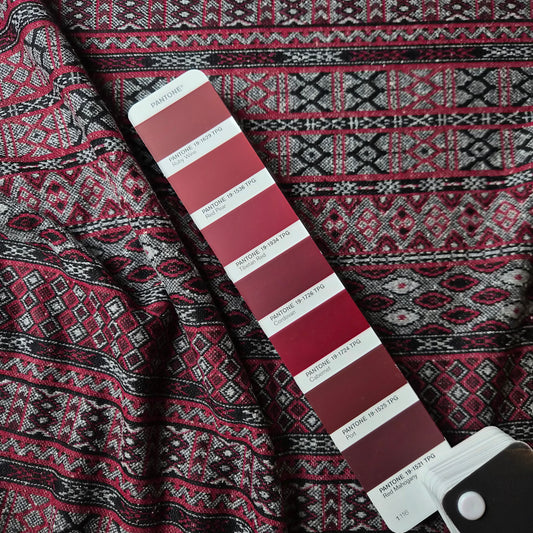 Feinstrick · Stretch · Baumwolle · Geometrisch · Pantone Cordovan, Rot- und Grautöne · 140 cm · 230 g/m² · Meterware