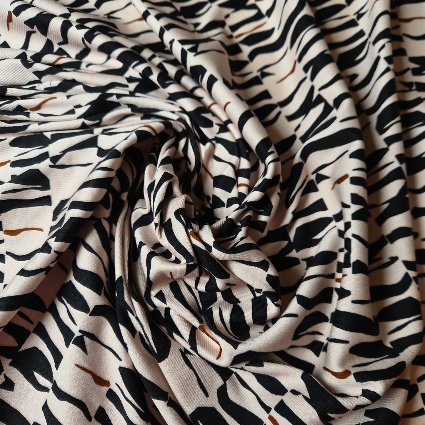 Feinripp · Baumwolle, Elasthan · Abstraktes Muster · Farbe: schwarz und weiß · 135 cm · Meterware