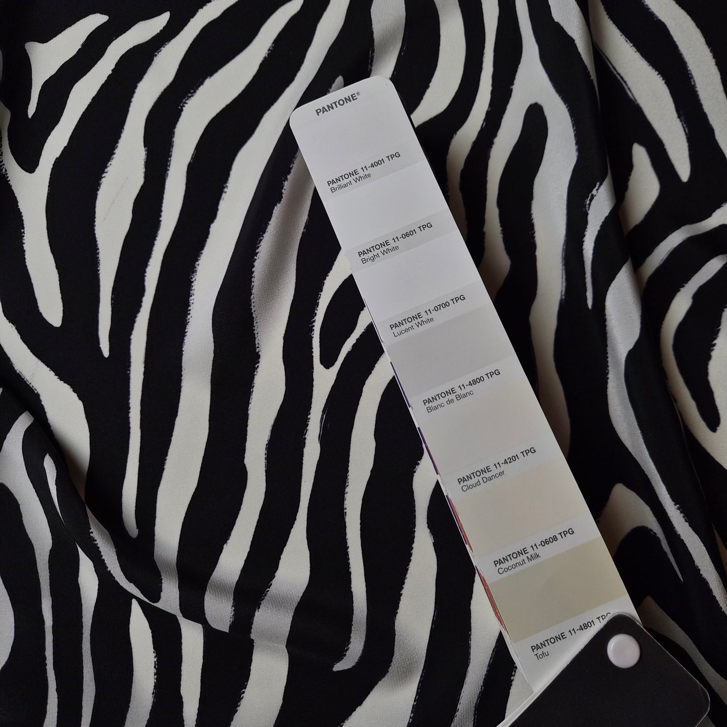 Cady · Seide · Zebramuster · Farbe: schwarz. weiß · 150 cm · 70 g/m² · Meterware