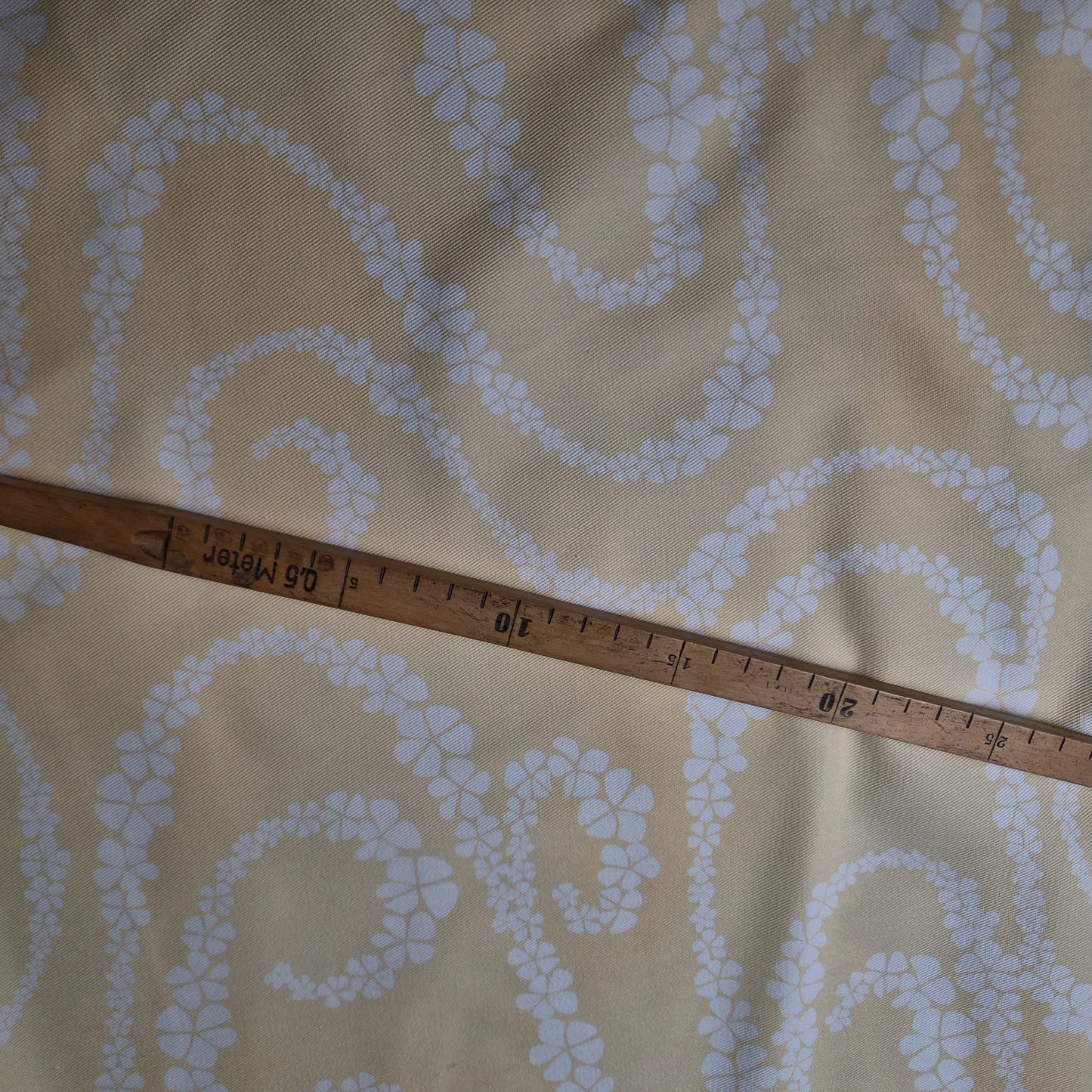 Meterware · Denim, Baumwolle, Pantone Double Cream, Blumen · 155 cm 230g/m2
