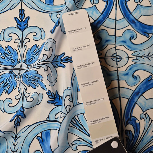 Crêpe · Seide · Majolika · Farbe: blau weißtöne · 140 cm · 70 g/m² · Meterware