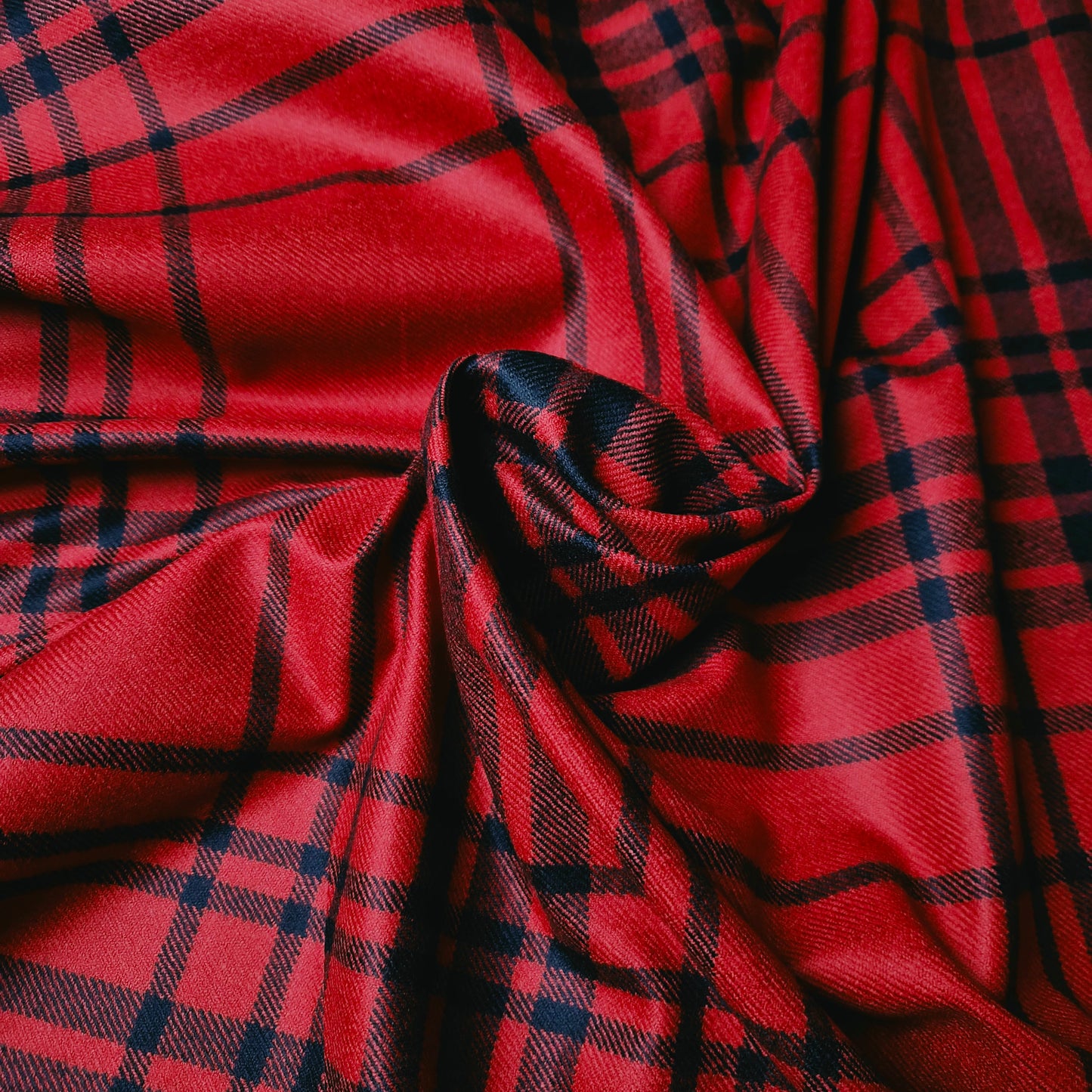 Meterware · Anzugstoff · Storm System · Wolle 93%, Kaschmir 7% · Kariert · Pantone Barbados Cherry · 155 cm
