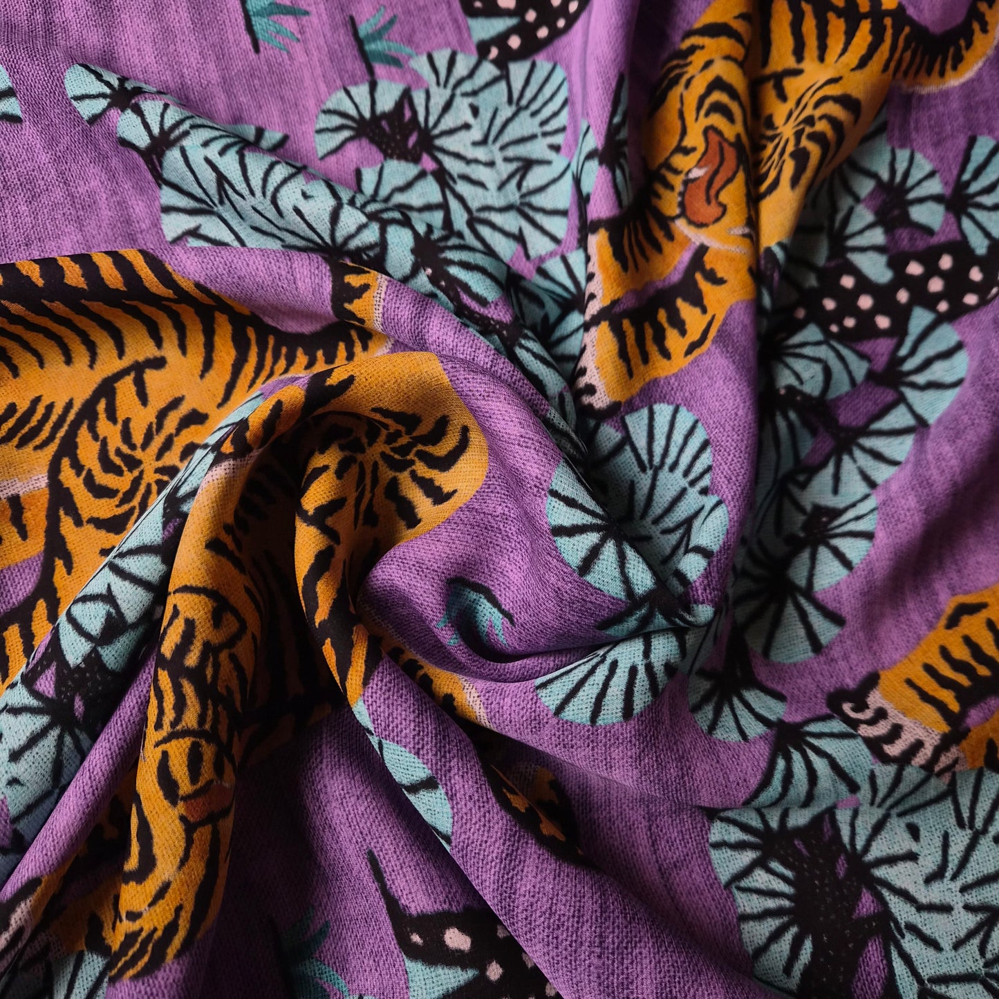 Meterware · Seide · Tiger · Pantone Hyacinth · 145 cm · 70 g/m²
