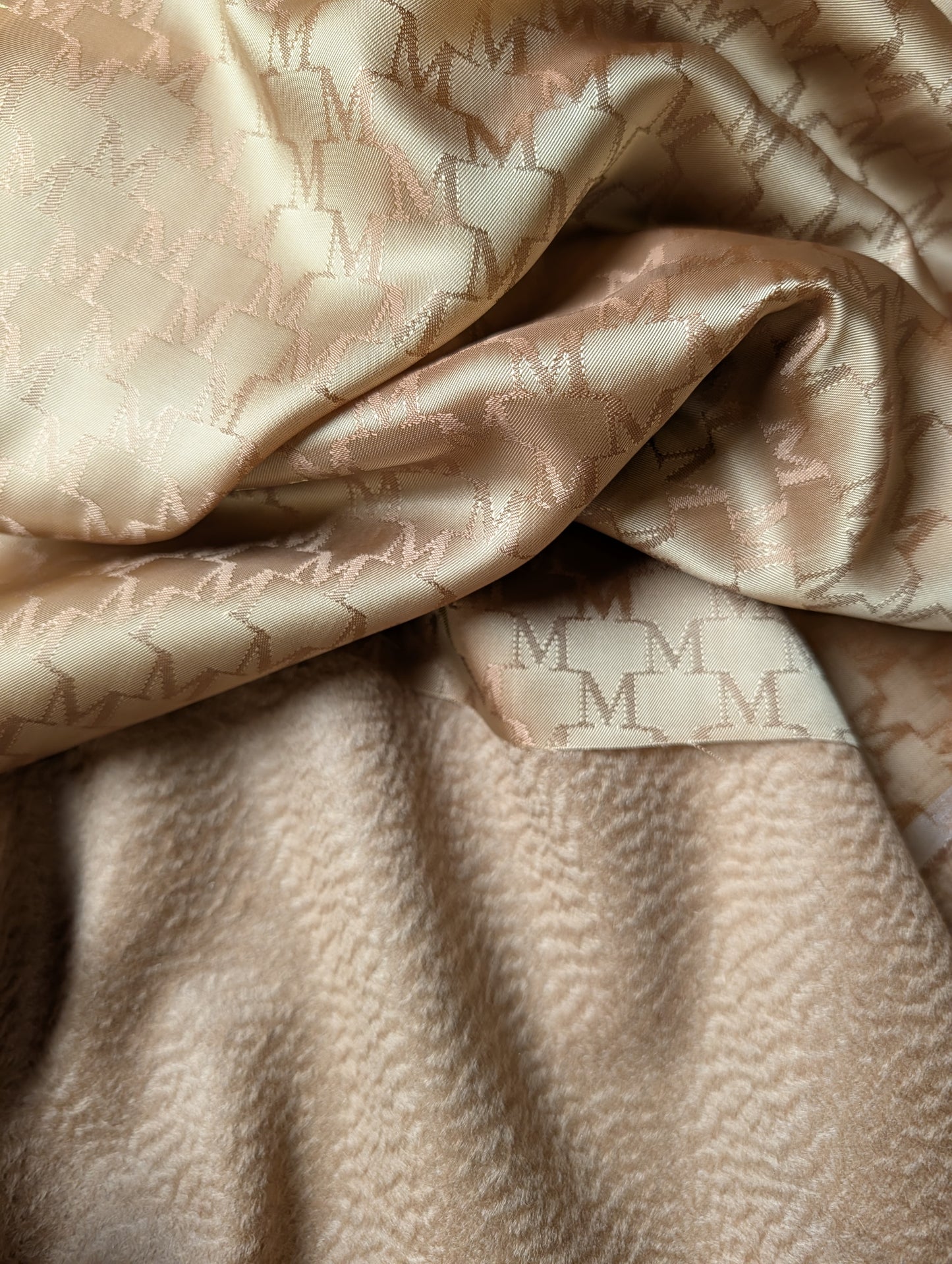 Kombipaket · Mantelstoff · Cloud-Behandlung · Kaschmir · Pantone Praline · Stoff 300×150 cm + Viskosefutter 250×150 cm