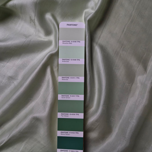 Meterware · Futterstoff · Viskose · Logo · Pantone Meadow Mist · 140 cm · 100 g/m²