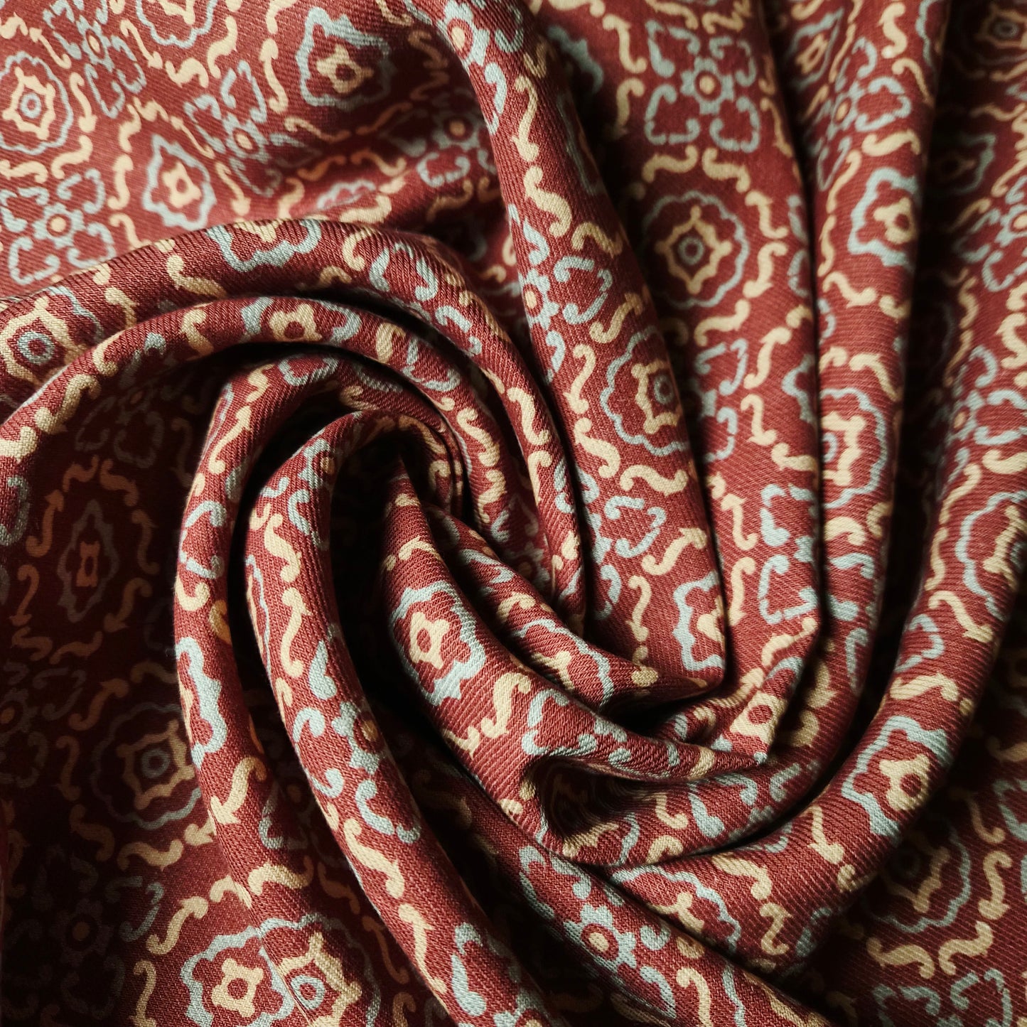 Meterware · Hosenstoff · Baumwolle · Ornament · Pantone Ginger Spice · 145 cm