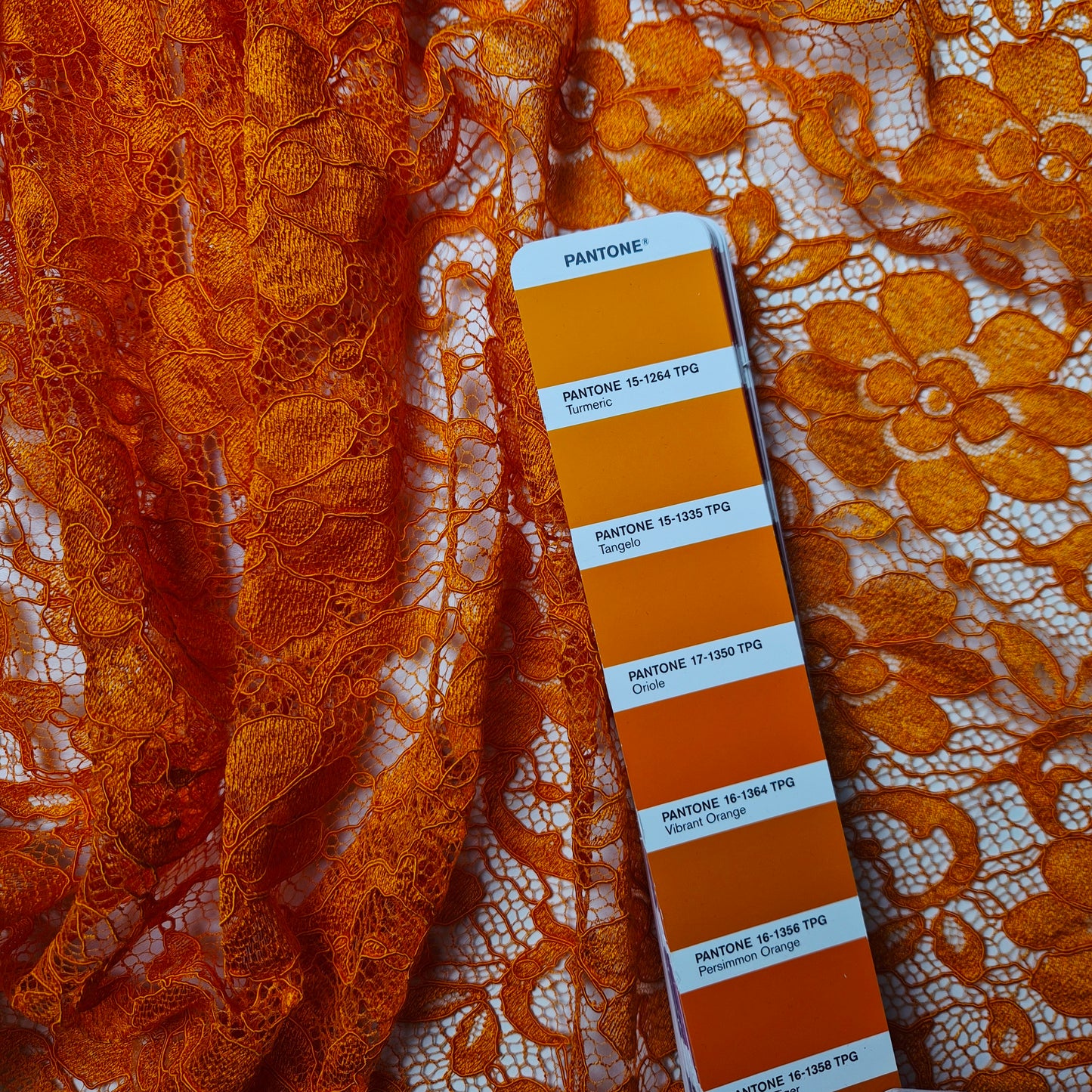Spitze · Polyester · Floral · Pantone Turmeric · 140 cm · Meterware