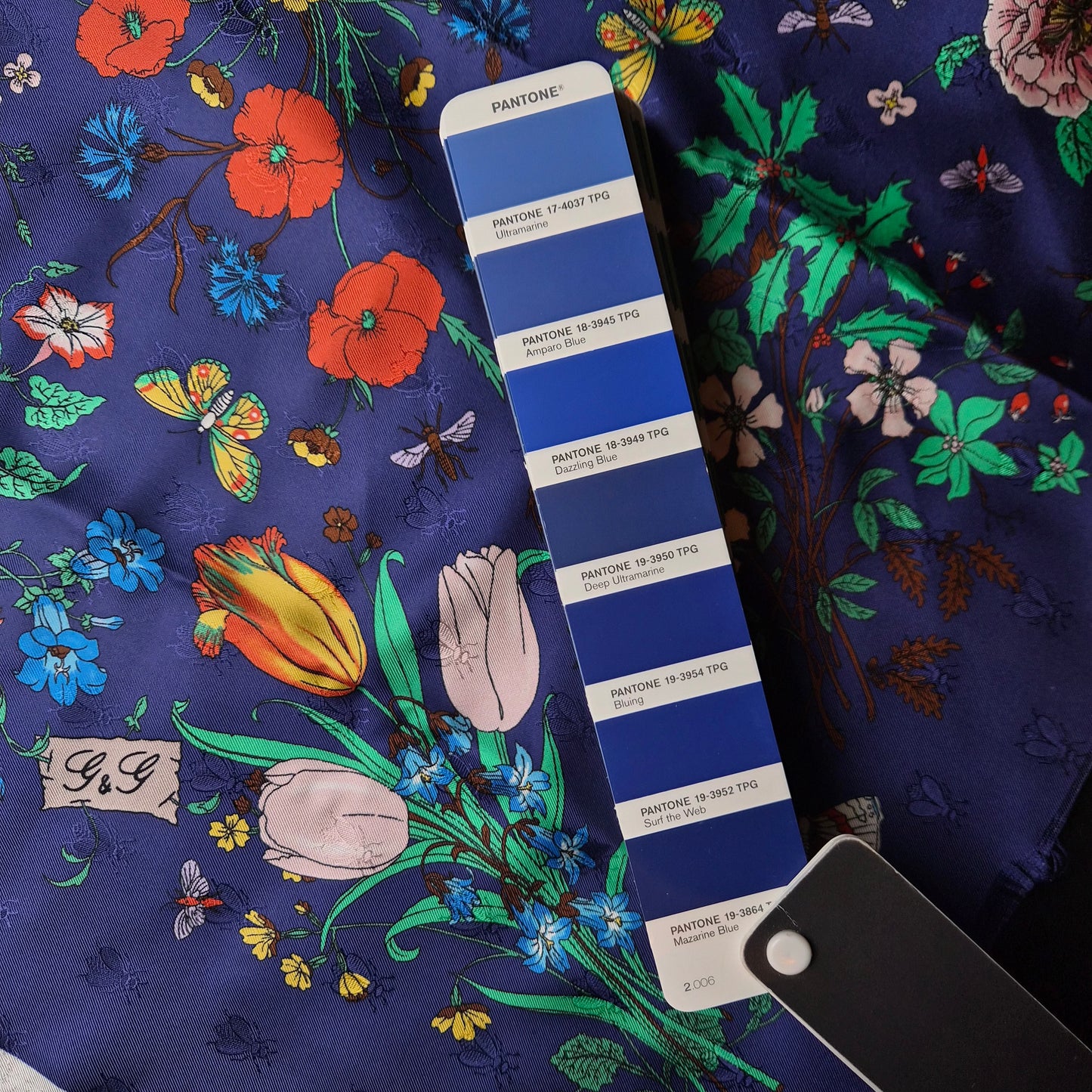 Schalpanel · Twill · mit eingewebten Bienen · Seide · Gardenprint · Mazarine Blue · 90 cm × 90 cm