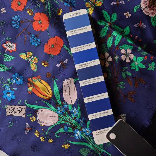 Schalpanel · Twill · mit eingewebten Bienen · Seide · Gardenprint · Mazarine Blue · 90 cm × 90 cm