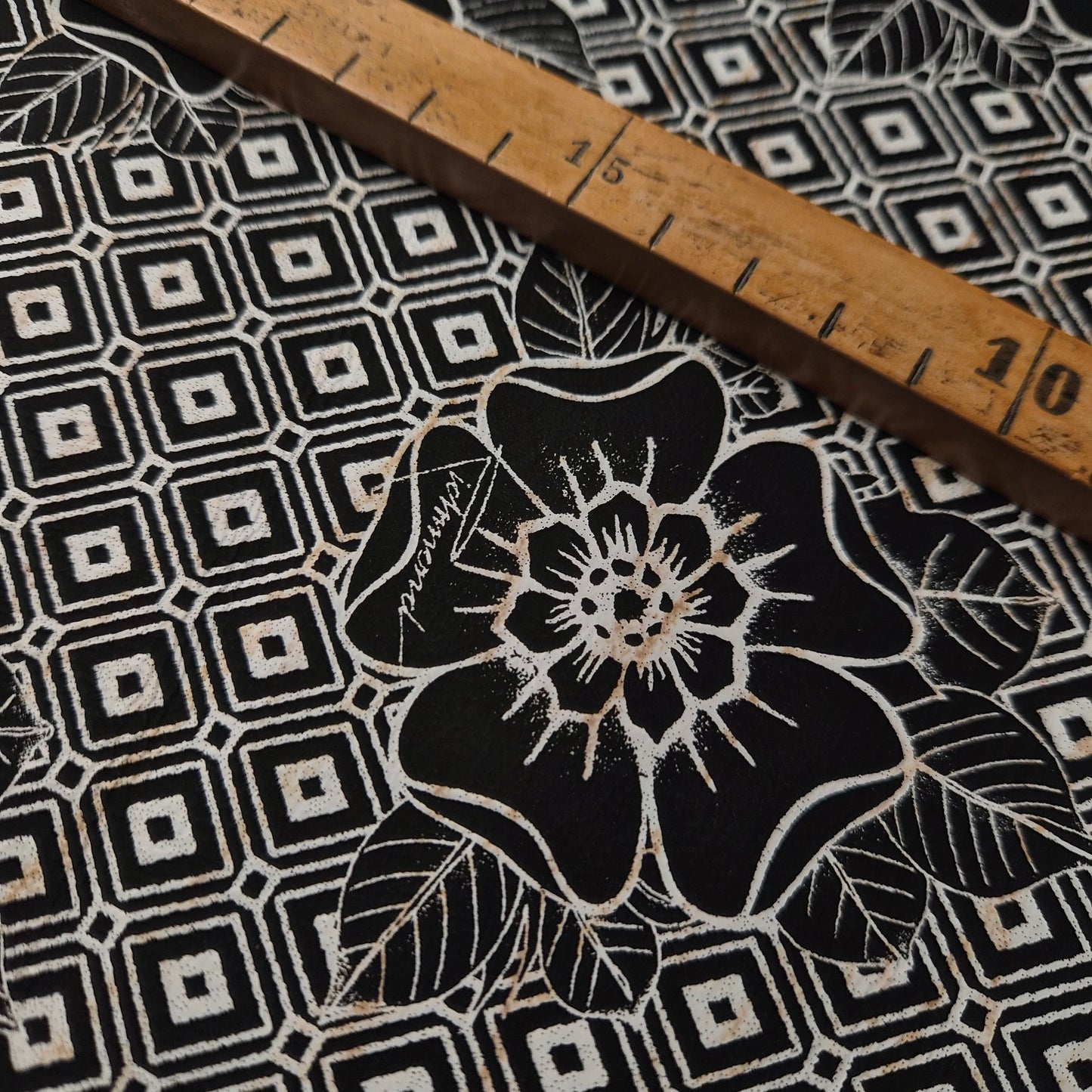 Einzelstück · Ziegenvelours · Leder · Vintage Druck · Weiß mit schwarzem Druck · DIN A3 quer · B-Ware