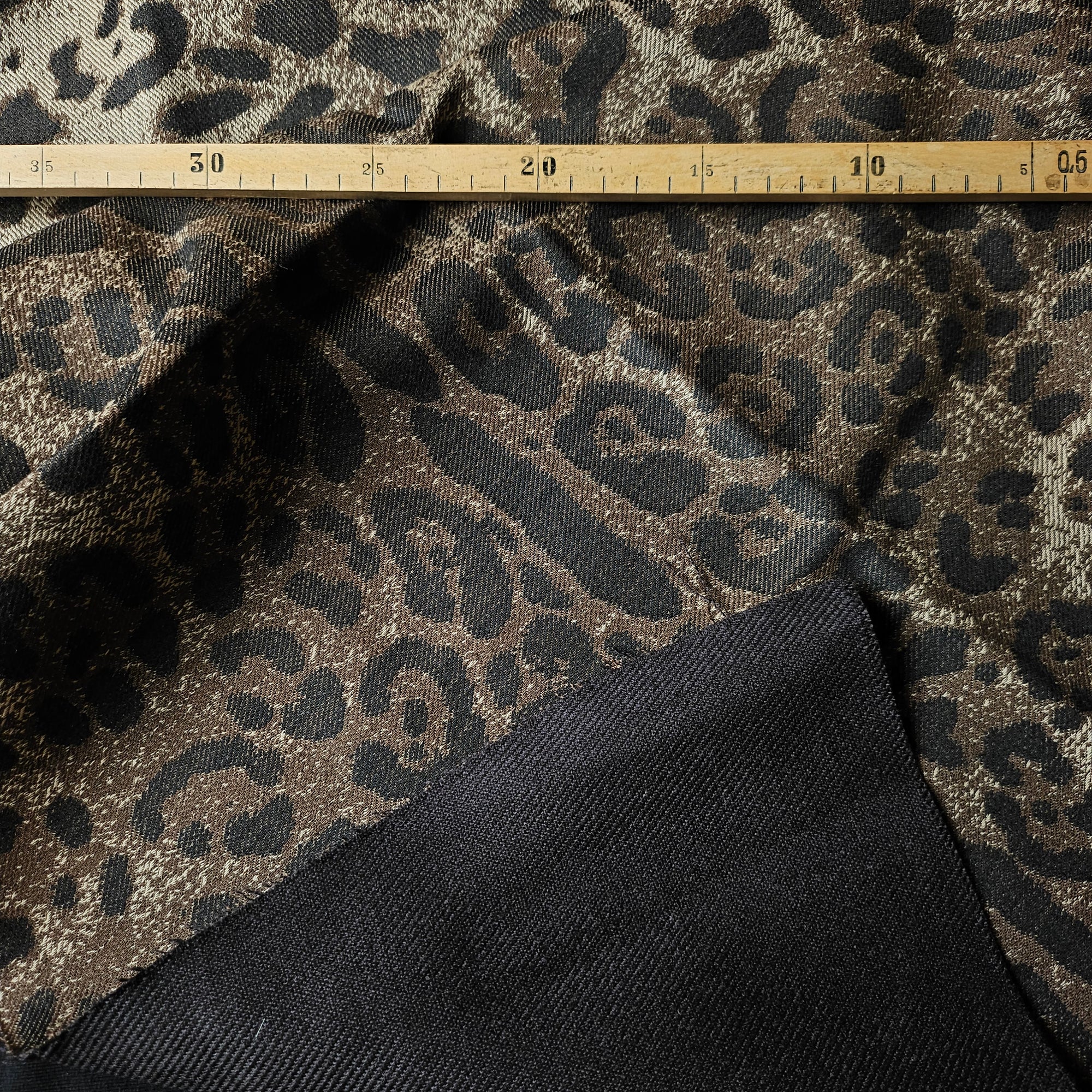 Deadstock Wollwebware – Basisfarbe Schwarzbraun mit Leo Print, D*G (Einzelstück, 50 × 65 cm) (S11X1X14)