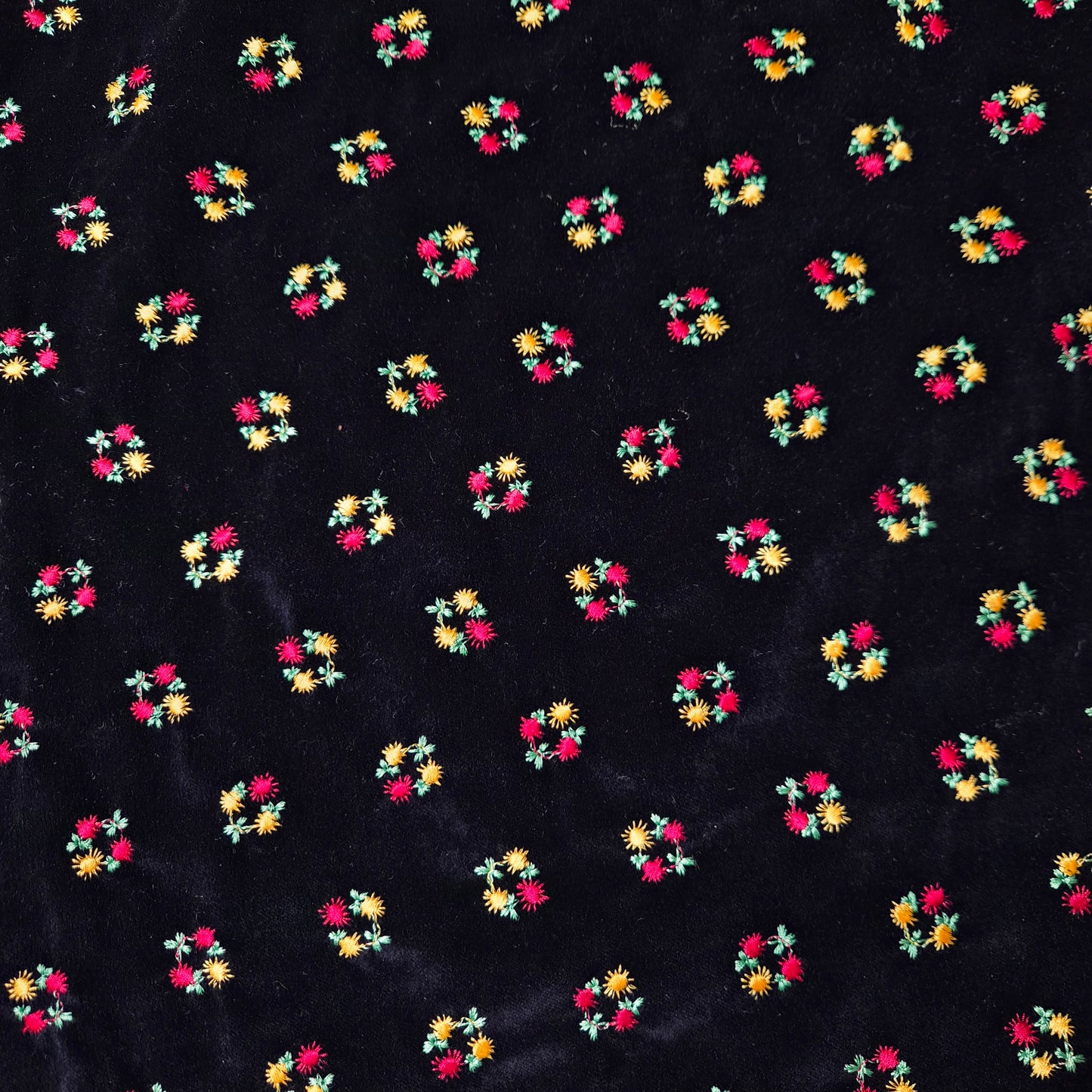 Samt · Bestickt · Viskose, Polyester · Blumen · Schwarz, Rot- und Gelbtöne · 145 cm · Meterware