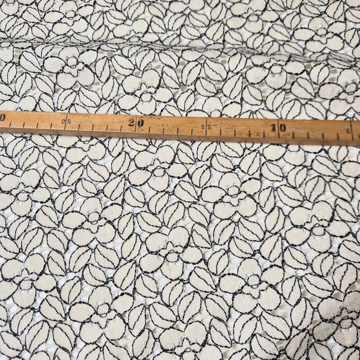 Spitze · Baumwolle, Polyamid · Camelien · Schwarz-weiß · 140 cm · 130 g/m² · Meterware
