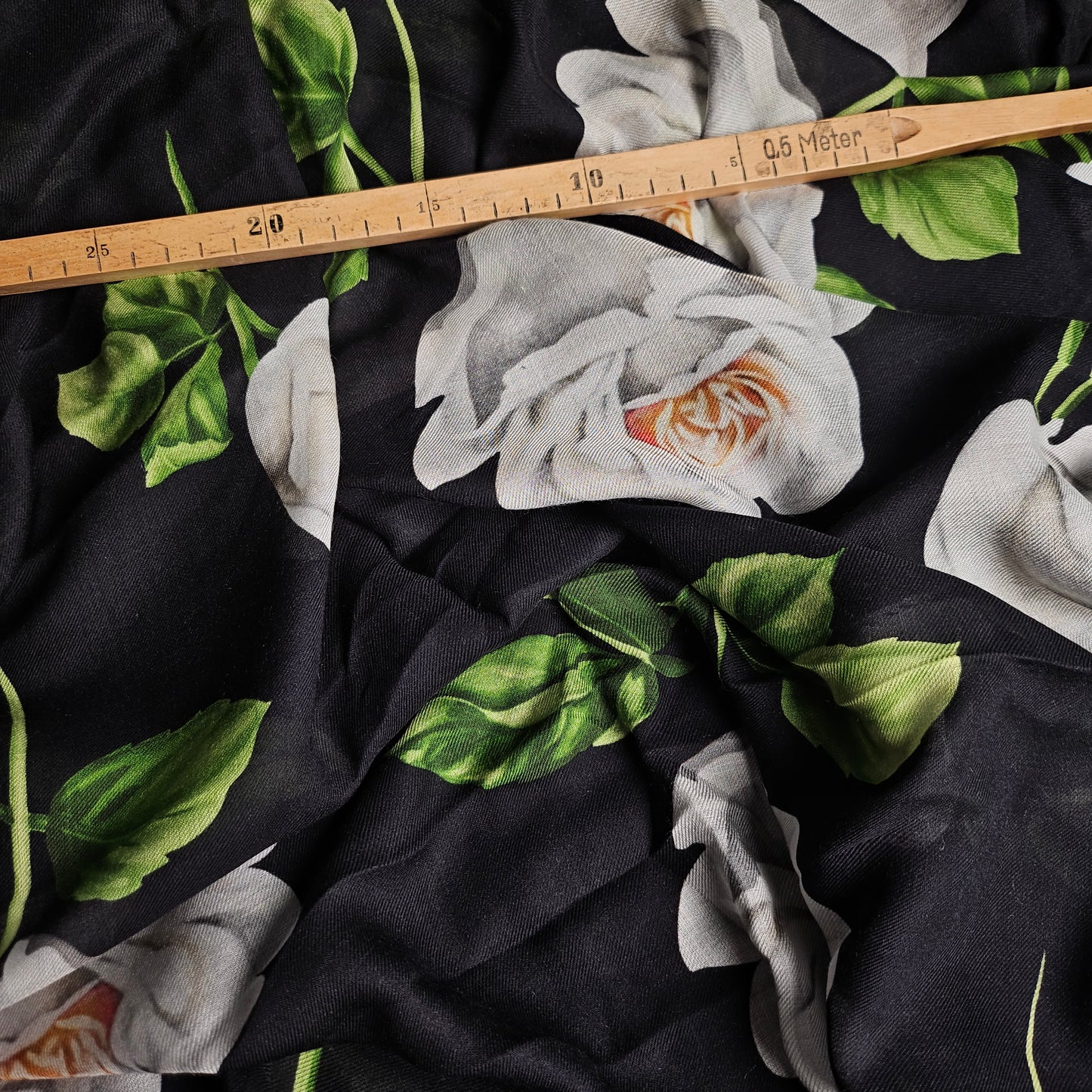 Schal · Seide, Modal · Floral · Schwarz, Weiß und Rosatöne · 70 cm × 200 cm
