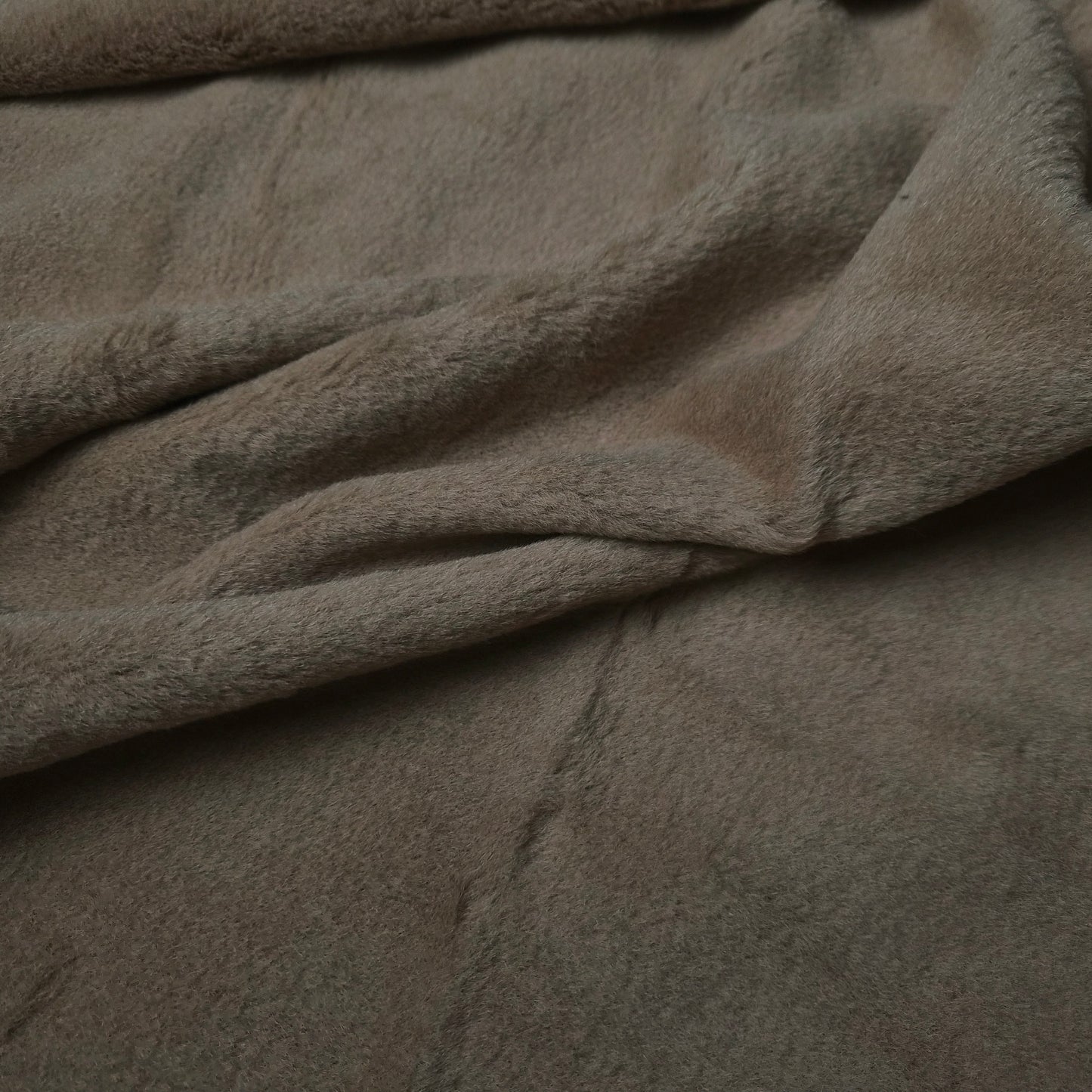 Einzelstück · Teddy · Wolle · Pantone Warm Sand · 100×140 cm