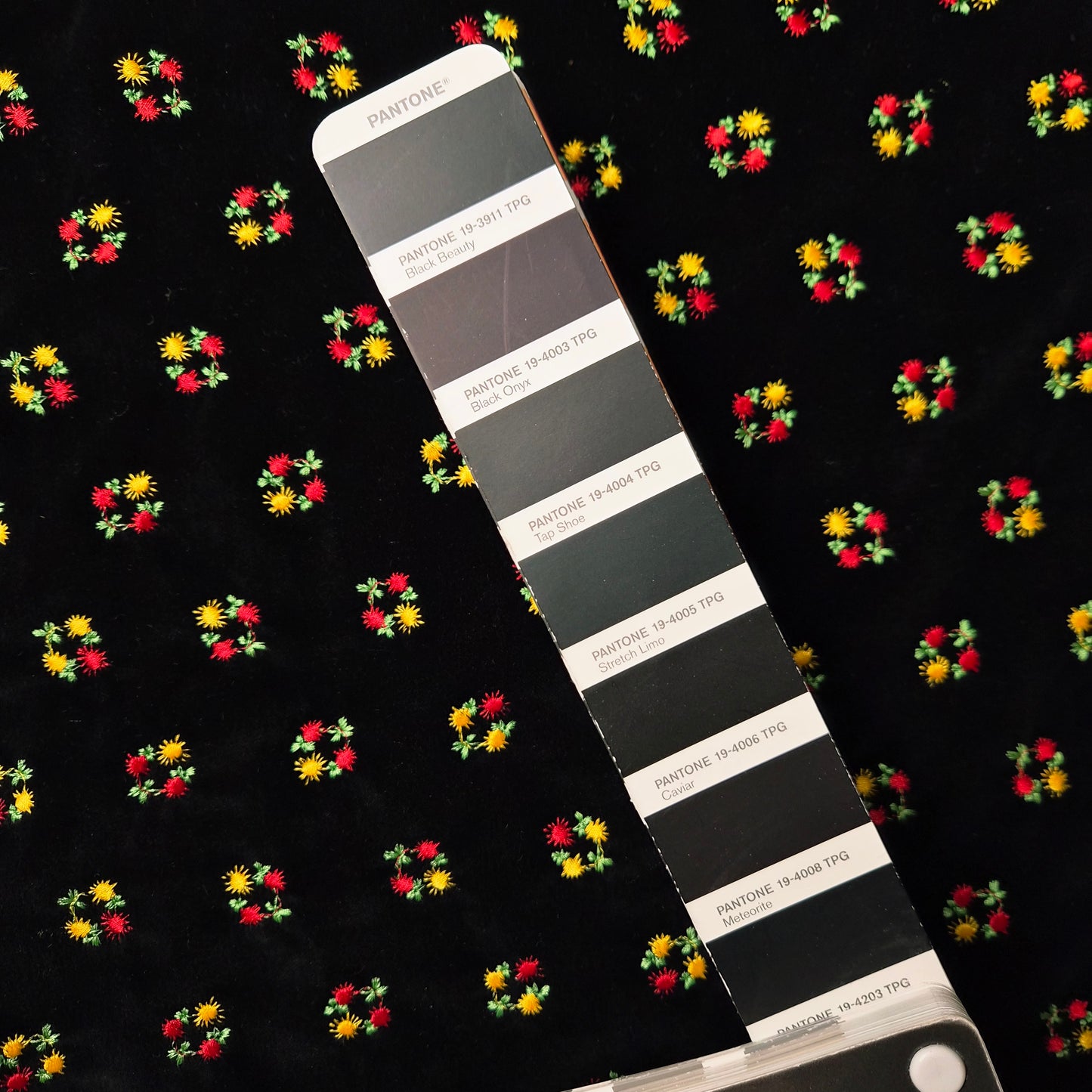 Samt · Bestickt · Viskose, Polyester · Blumen · Schwarz, Rot- und Gelbtöne · 145 cm · Meterware