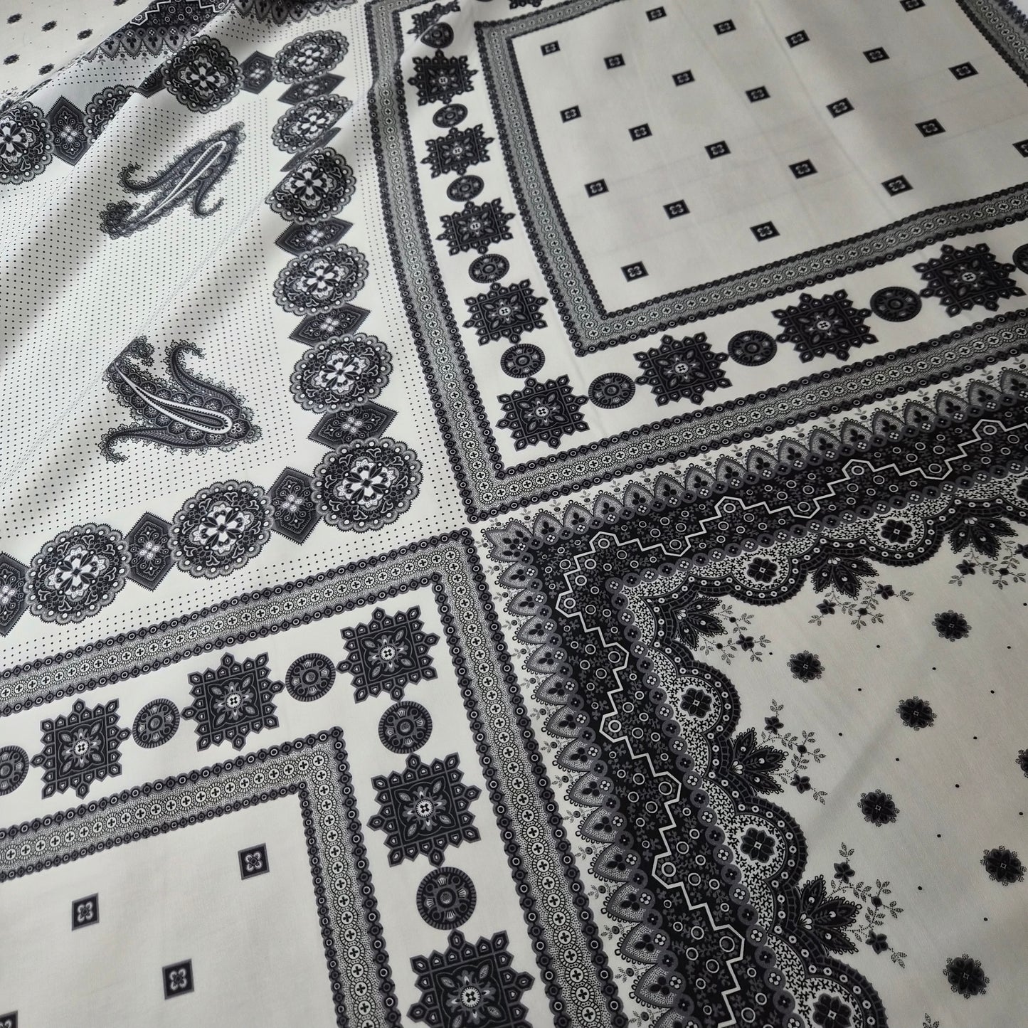 Poplin · Baumwolle · Bandana · Weiß und Schwarztöne · 45 cm × 150 cm · Panel