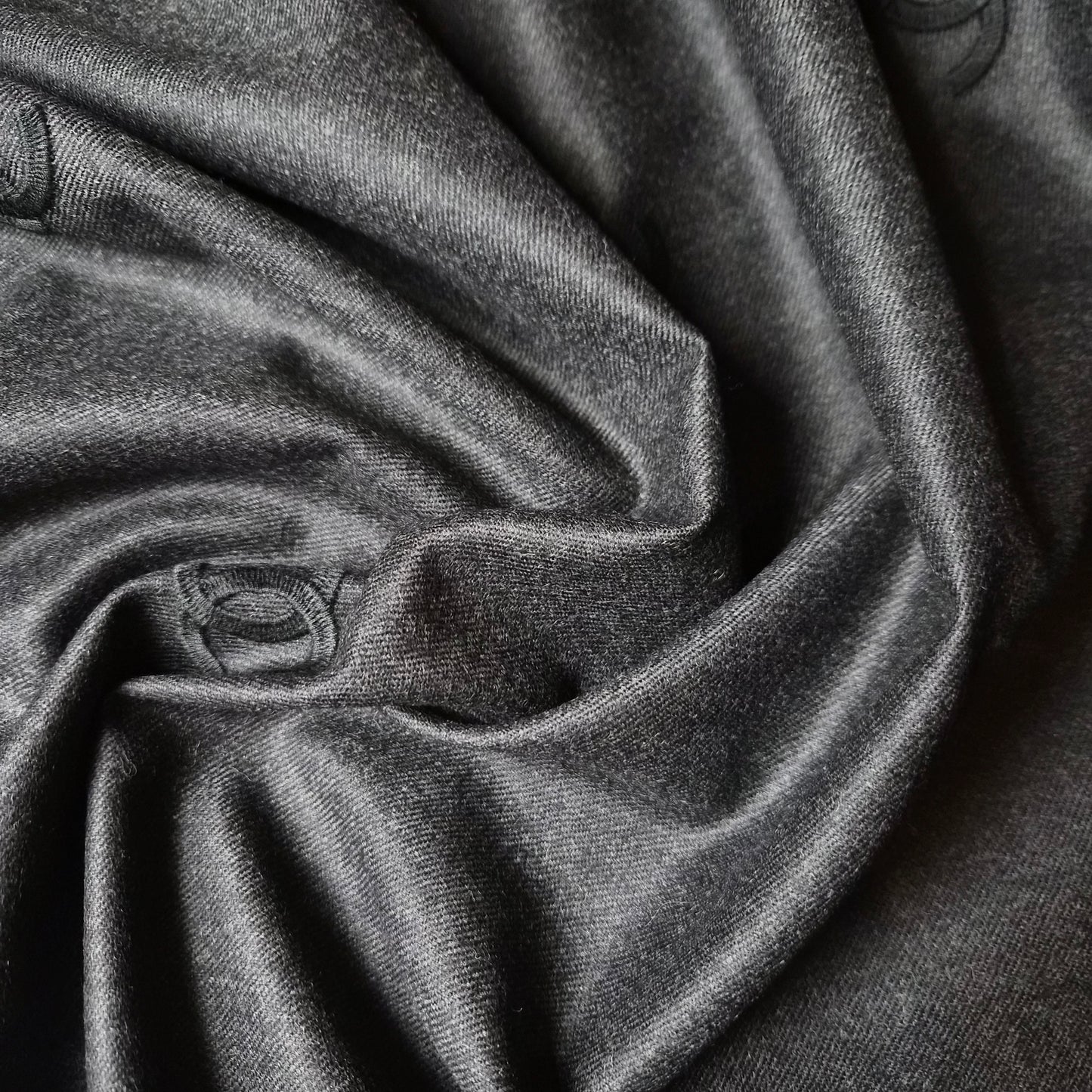 Meterware Chanel Designerstoff – Anzugstoff Wolle bestickt ideal für Jacken und Blazer Basisfarbe Obsidian | 150 cm 190g/m2 | M5X5X17
