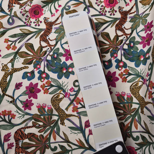 Meterware · Cady · Mit Blumen und Tiger · Viskose · Floral · Pantone Star White · 130 cm
