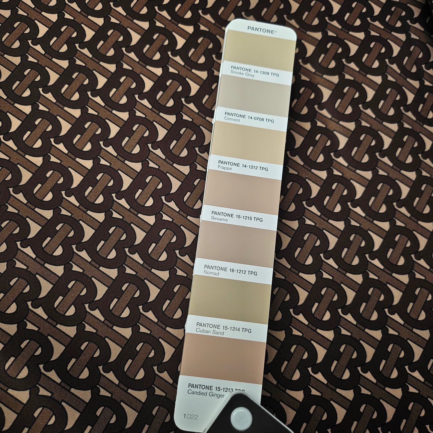 Gabardine · Polyester · Logo · Braun und Schwarztöne · 155 cm · 130 g/m² · Meterware