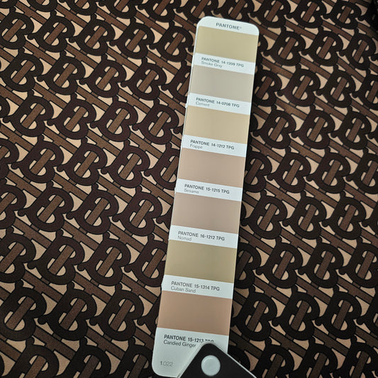 Gabardine · Polyester · Logo · Braun und Schwarztöne · 155 cm · 130 g/m² · Meterware