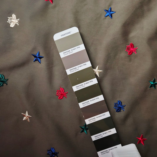 Gabardine · Bestickt · Baumwolle · Bienen · Pantone Covert Green · 155 cm · Meterware