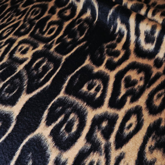 Jackenstoff · Fuzzy · Wolle 62%, Lama 38% · Animal · Braun- und Beigetöne · 150×145 cm · Panel