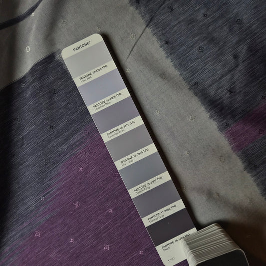 Meterware · Poplin · Baumwolle · Logo · Pantone Lilac Gray · 140 cm