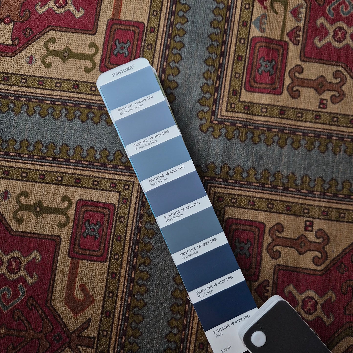 Jacquard · Viskose, Polyester · Pantone Windward Blue · 45 cm × 150 cm · Panel