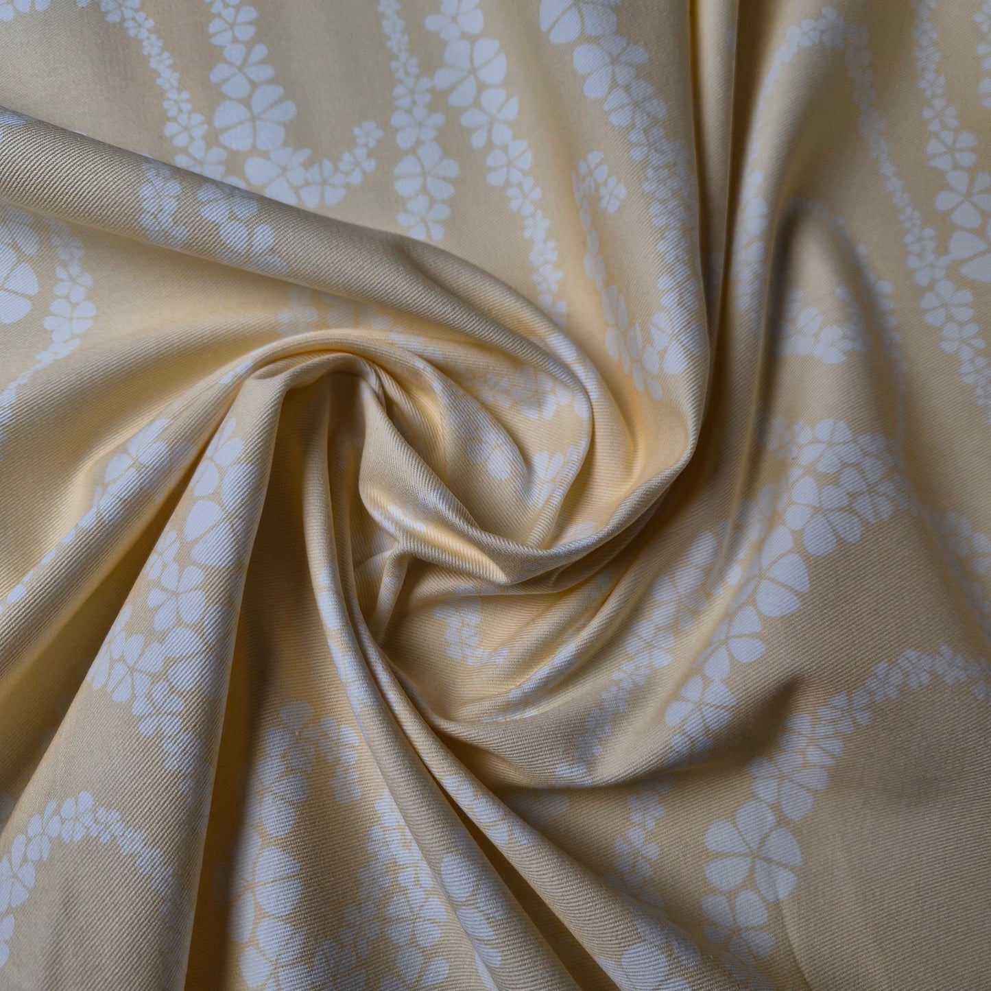 Meterware · Denim, Baumwolle, Pantone Double Cream, Blumen · 155 cm 230g/m2