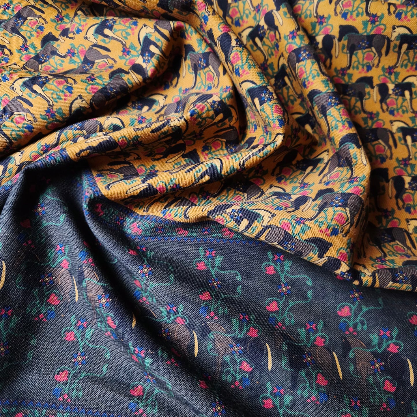 Meterware · Twill · Wolle, Seide · Bildmotiv Pferde · Pantone Thai Curry · 150 cm · 250 g/m²
