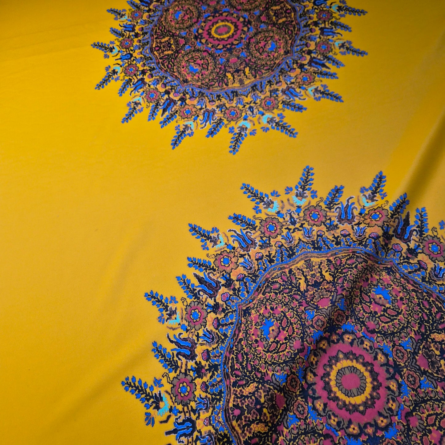 Lycra · Kunstfaser, Elasthan · Ornament · Farbe: Gelbtöne · 75×130 cm · 190 g/m² · Panel