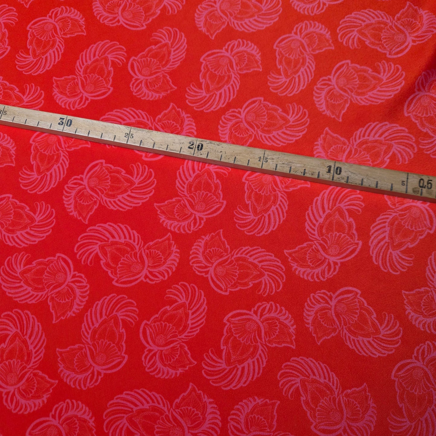Crepe Seide Stella Mc Cartney Pantone Cherry Tomato Paisley Muster 140 cm breit