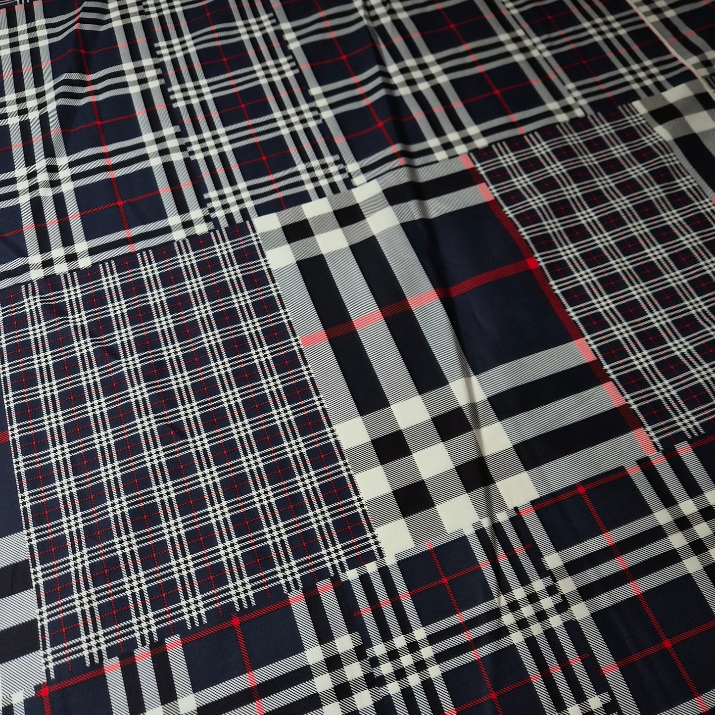Panel Popline Baumwolle Pantone Parisian Night Burberry Muster / 100 cm x 140 cm breit / M5X1X27