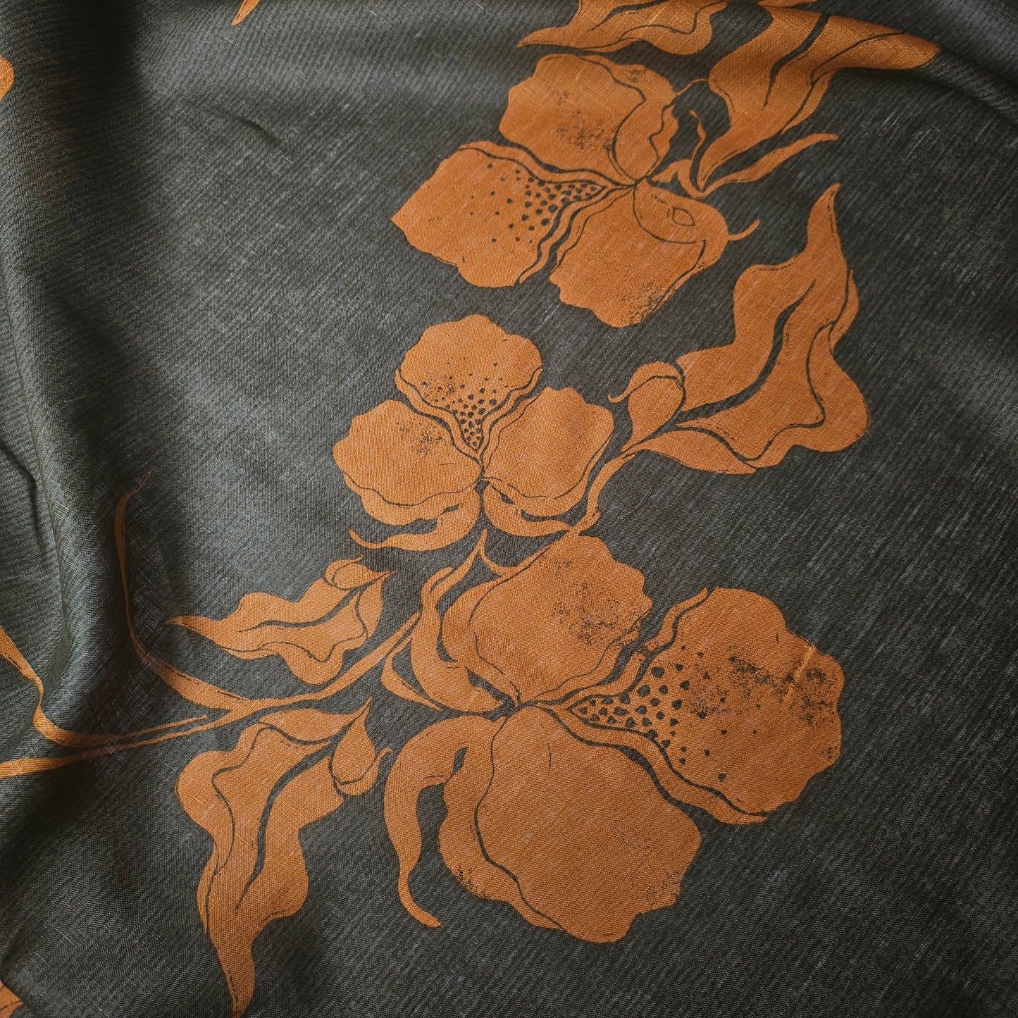 Leinengewebe · Leinen · Floral · Farbe: Grün- und Orangetöne · 145 cm · 110 g/m² · Meterware