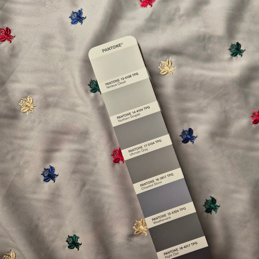 Gabardine · Bestickt · Baumwolle · Bienen · Pantone Northdem Droplet · 150 cm · Meterware