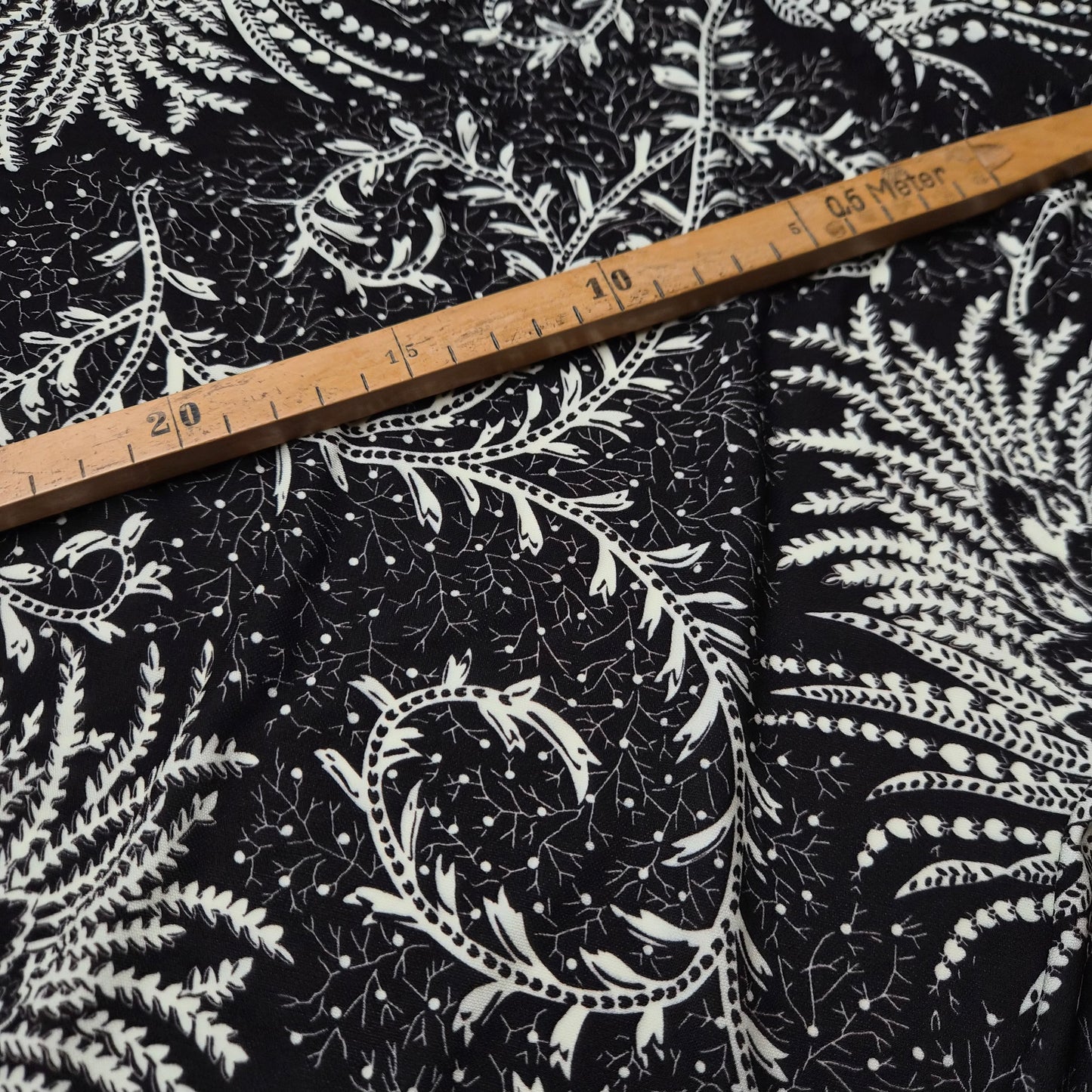 Jersey · Viskose · Floral · Schwarz und weiß · 150×135 cm · Einzelstück