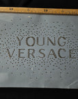 Deadstock Bügelbild – Basisfarbe Hellgrau mit Strasslogo Young Versace, V*rsace (Einzelstück, 18 × 28 cm) (S3X3X001)