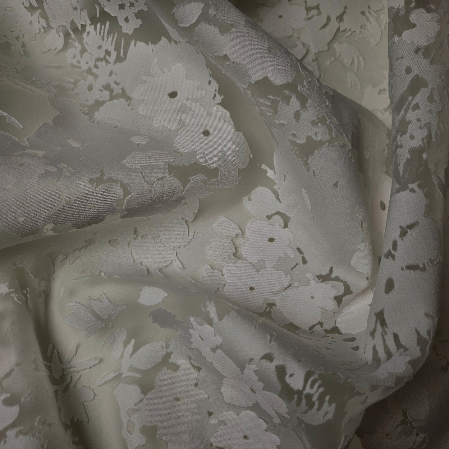 Jacquard · Fil Coupé · Baumwolle, Polyester · Blumenmuster · Pantone Lucent White · 140 cm · 120 g/m² · Meterware