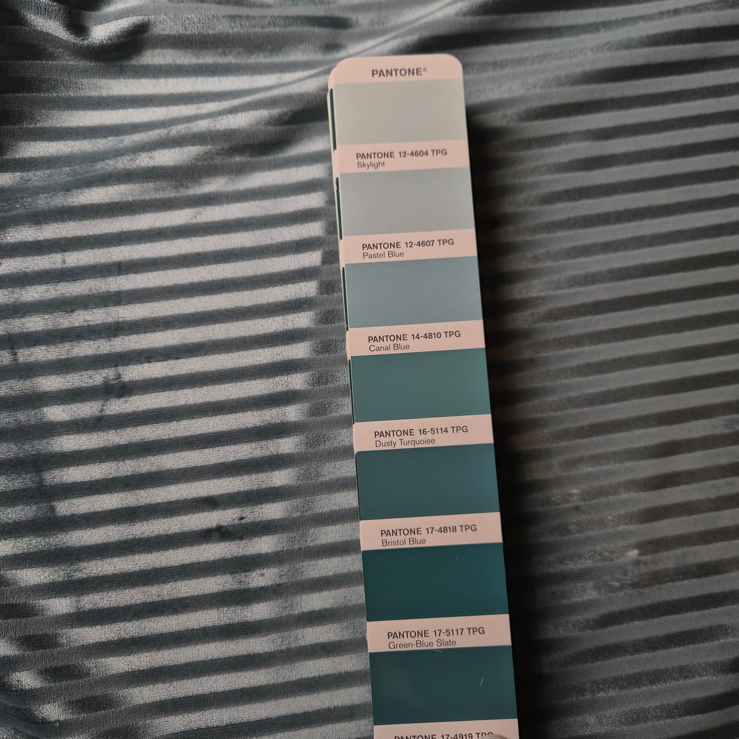 Samt · Baumwolle 64%, Viskose 36% · Gestreift · Pantone Canal Blue · 145 cm · 450 g/m² · Meterware