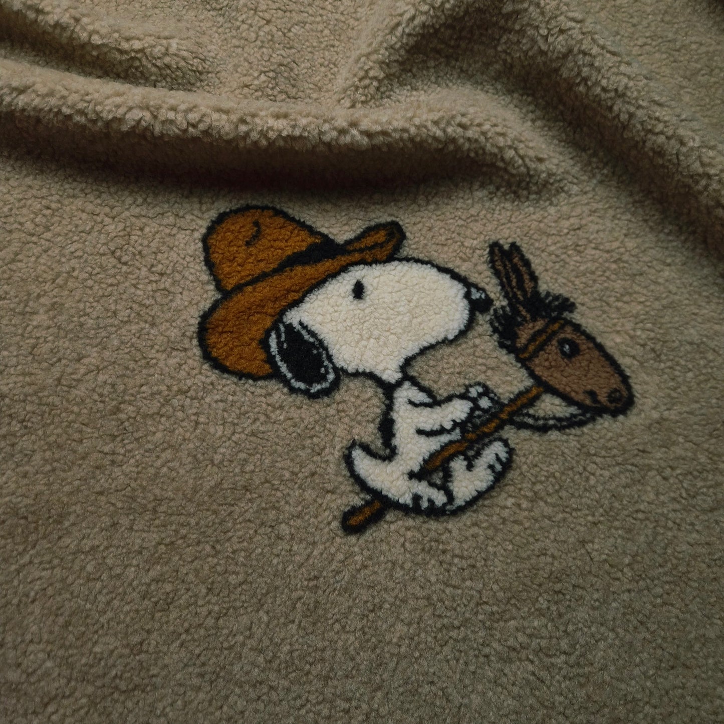 Panel · Sherpa · Comicaufdruck · Polyester · Bildmotiv · Pantone Semolina · 50×145 cm