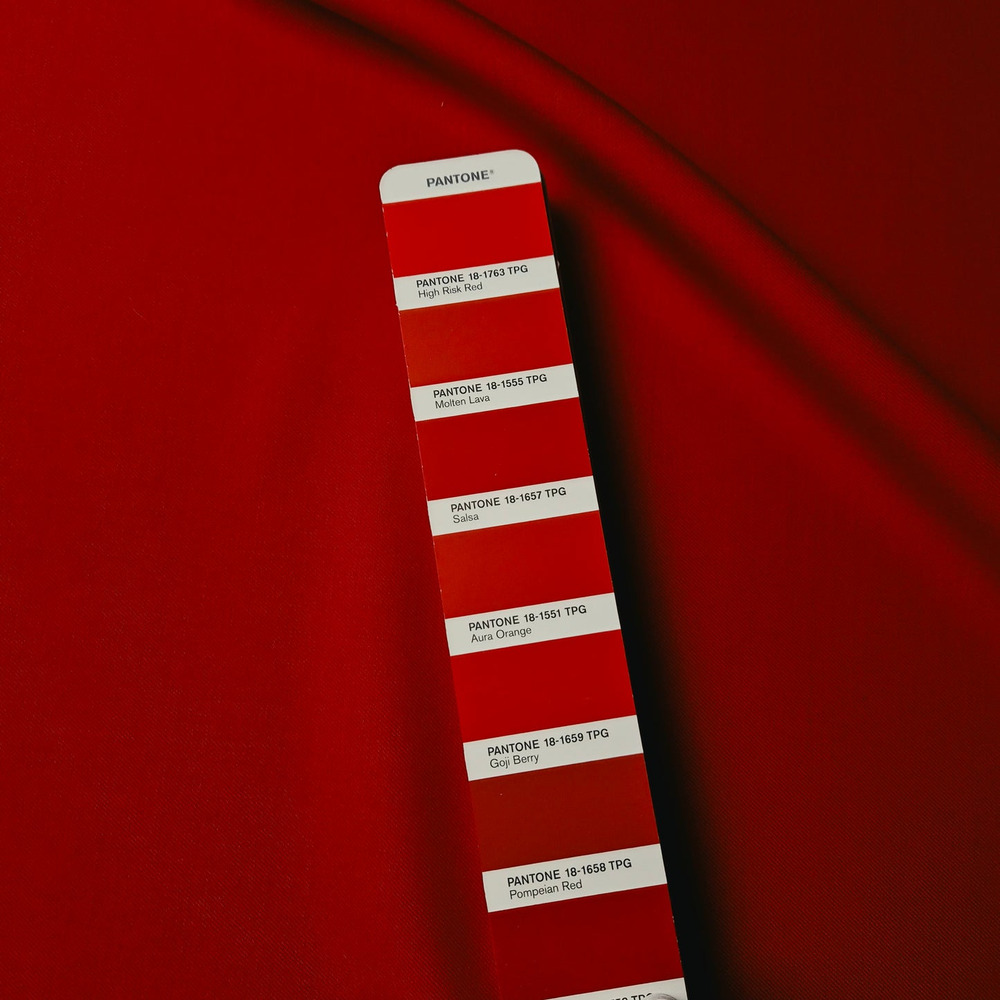 Meterware · Anzugstoff · Wolle · Pantone Salsa · 150 cm
