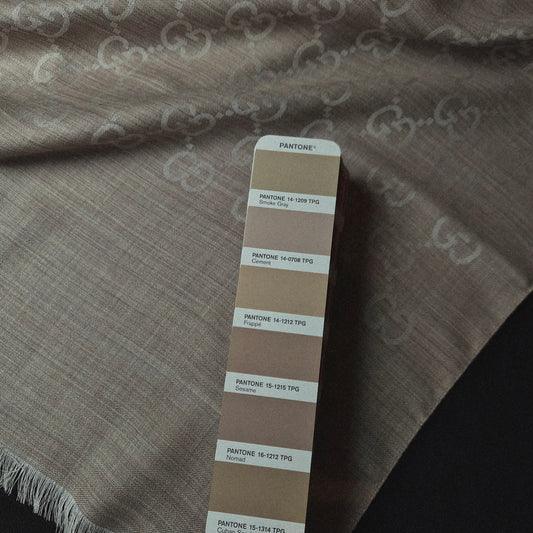 Schal, Wolle, Seide, Webware, Pantone Cement · 70×200 cm