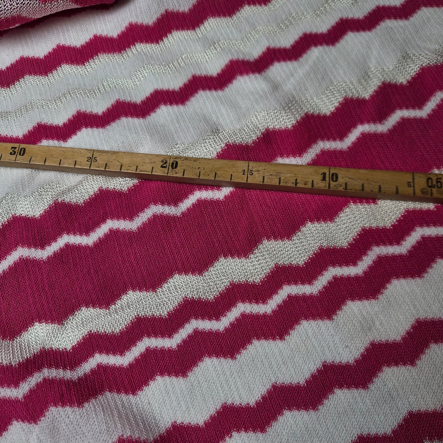 Meterware · Strickstoff, Wolle, Baumwolle, Viskose, Pantone Pink Peacock – Lucent White · 140 cm 160g/m2