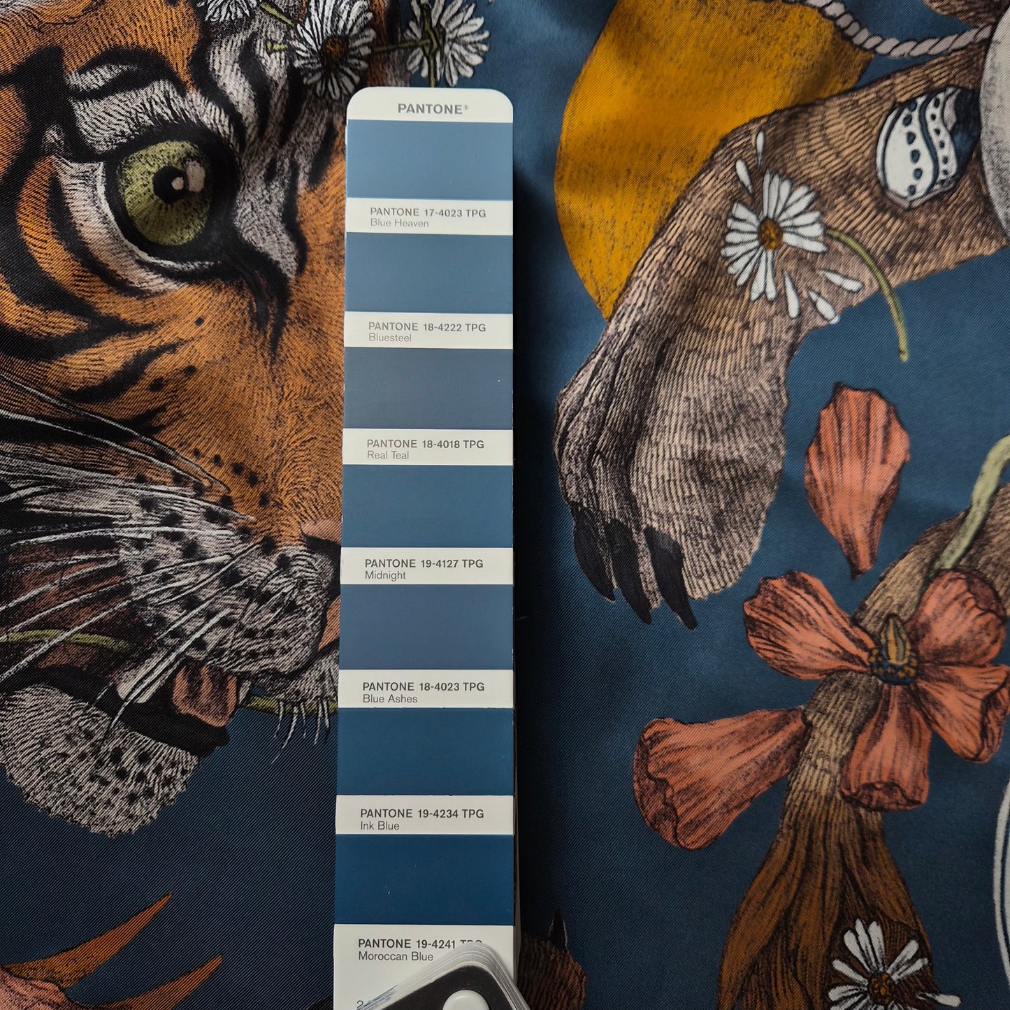 Twill · Seide · Bildmotiv · Petroltöne · 140×140 cm · Schalpanel