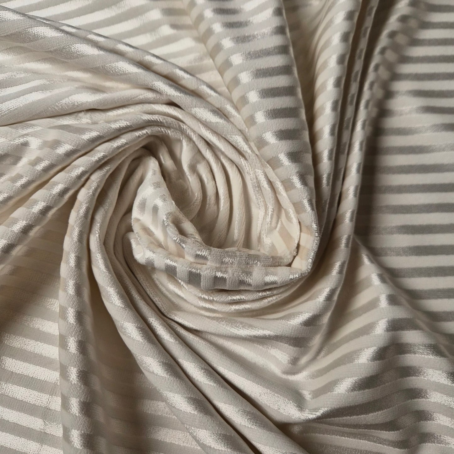 Samt · Baumwolle 64%, Viskose 36% · Gestreift · Pantone Cloud Dancer · 145 cm · 450 g/m² · Meterware