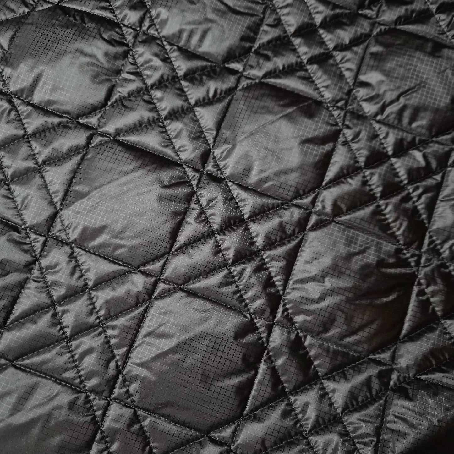 Einzelstück · Steppstoff · Macaronnage · Polyester · Pantone Moonless Night · 200×145 cm