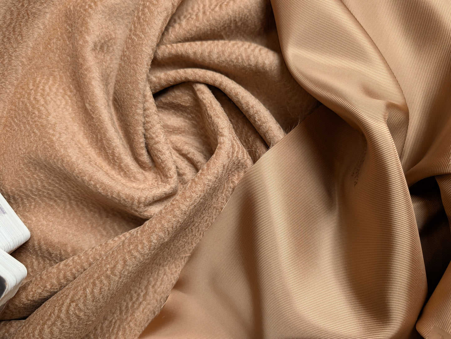 Kombipaket · Mantelstoff · Kaschmir · Pantone Praline · Stoff 350×150 cm + Viskosefutter 300×150 cm · 690 g/m²