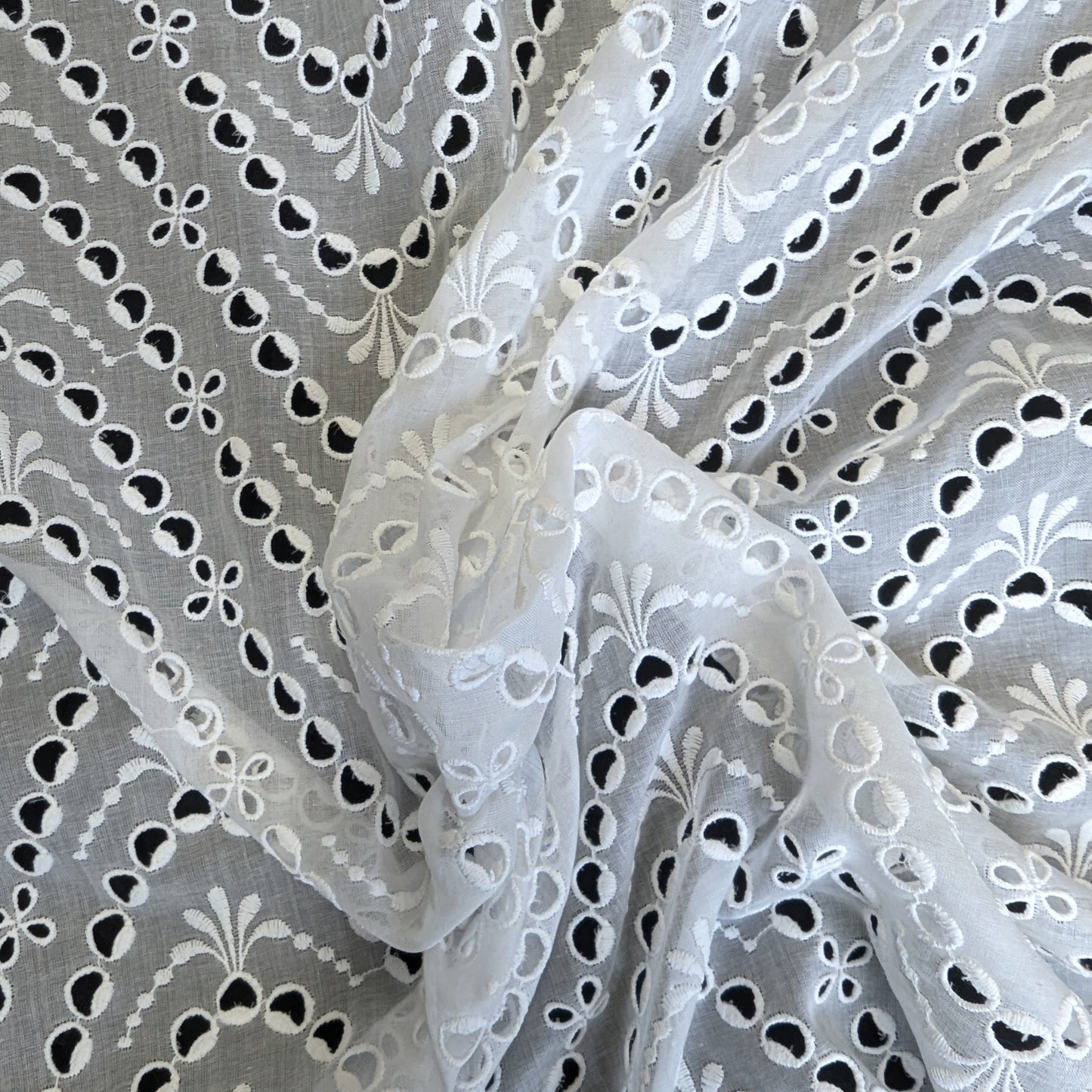 Spitze, Pantone Brilliant White · 114 cm 110g/m2